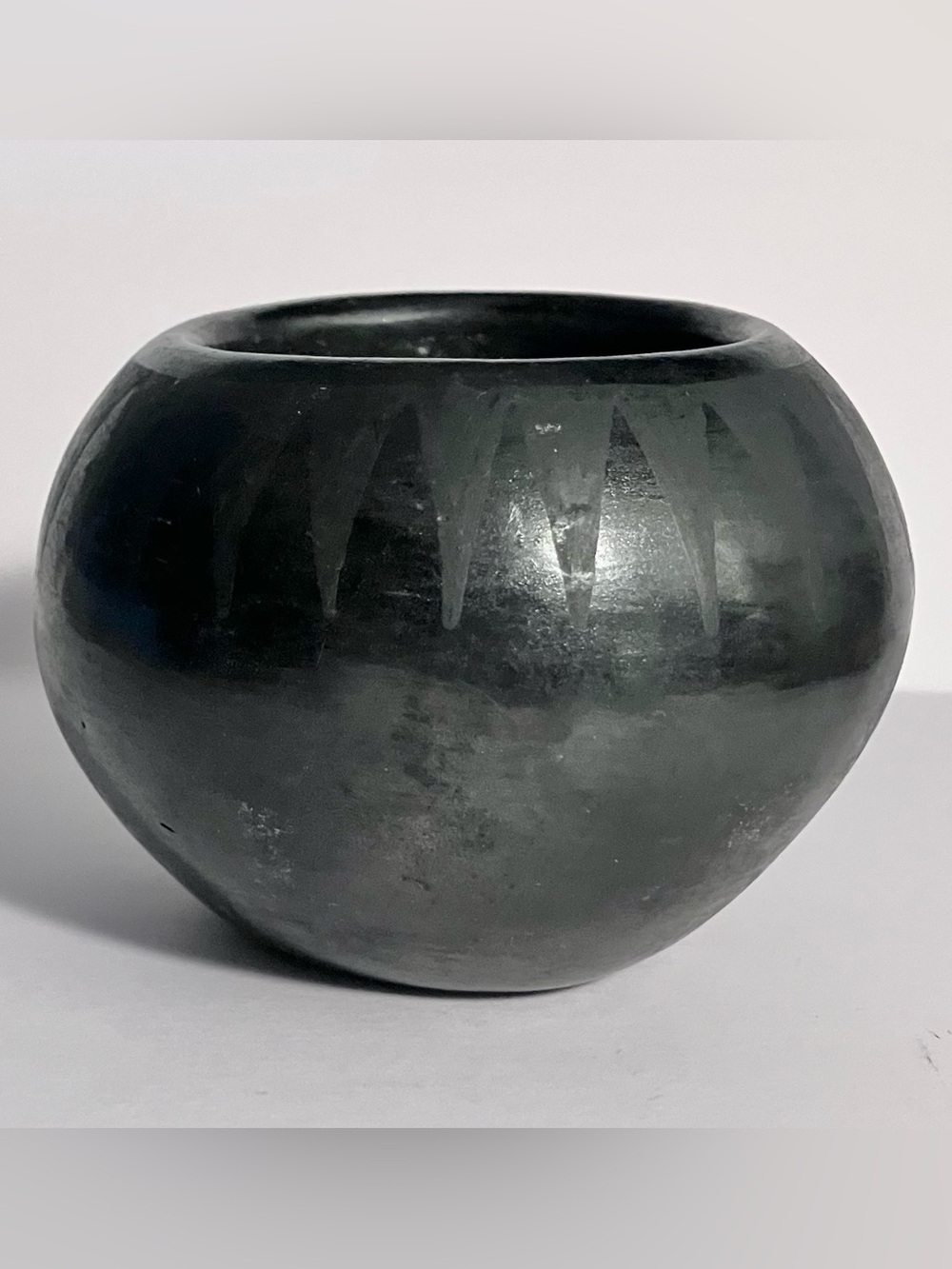 Vintage BLACK POTTERY Small PUEBLO POT / Unsigned / IRIDESCENT Purple INTERIOR